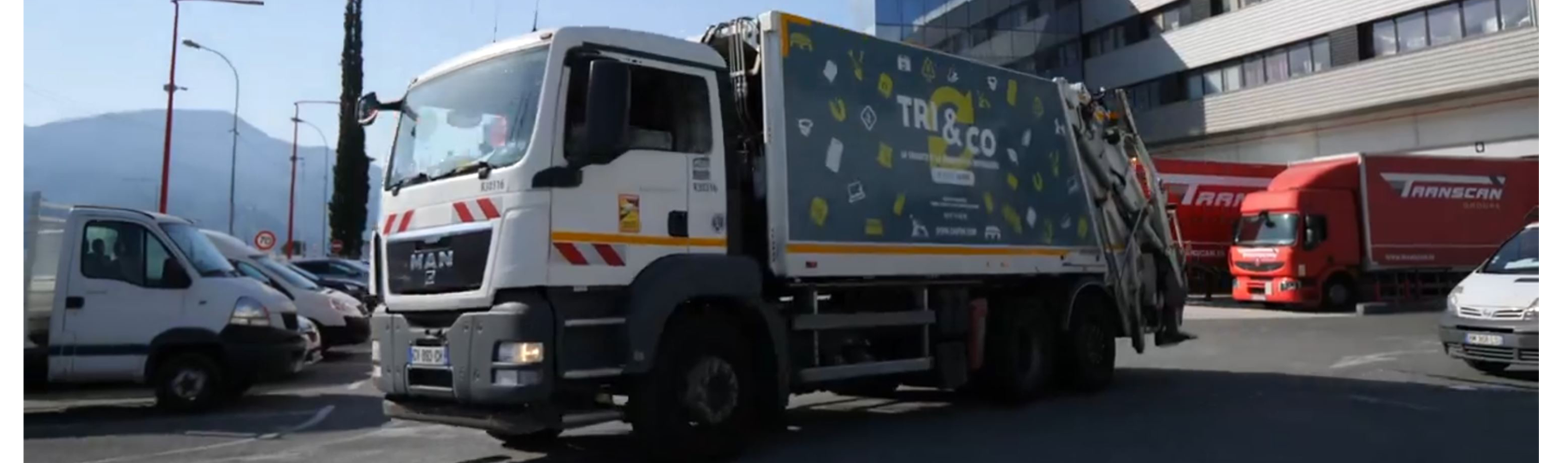 Veolia opère avec des camions capables de peser précisément les collectes : chaque entreprise est facturée suivant le volume de déchets traité et la qualité du tri à la source. ©Veolia