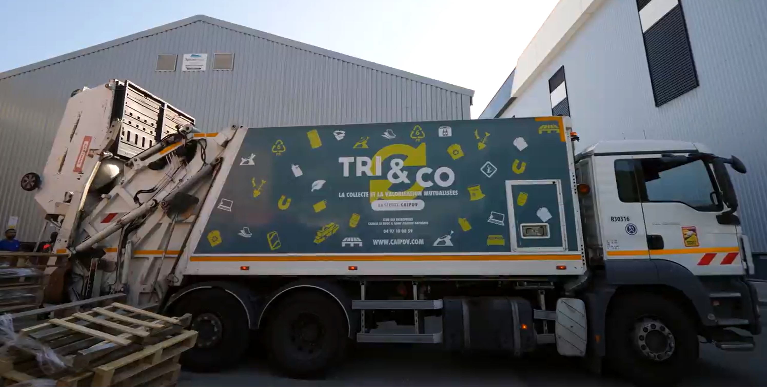 Afin d’optimiser les transports et les circuits de collecte, Veolia collecte simultanément deux à trois flux avec un seul camion. © Veolia