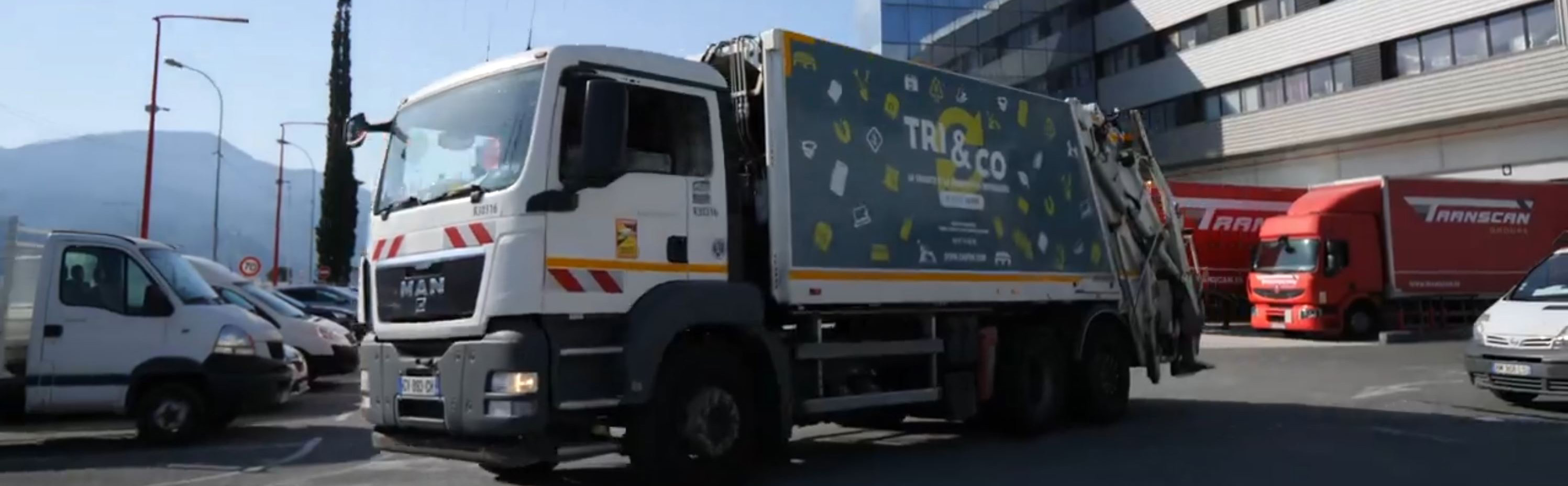 Veolia opère avec des camions capables de peser précisément les collectes : chaque entreprise est facturée suivant le volume de déchets traité et la qualité du tri à la source. ©Veolia