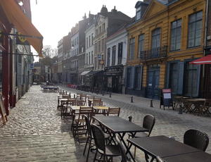 La collecte mutualisée et le tri à la source mis en place par l'association des commerçants préservent la rue Gand de tout bac à déchets inapproprié dans cet environnement touristique.