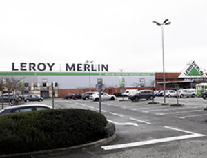 L’extérieur du magasin Leroy Merlin de Colomiers, site pilote des demandes d’enlèvement de bennes en ligne. 