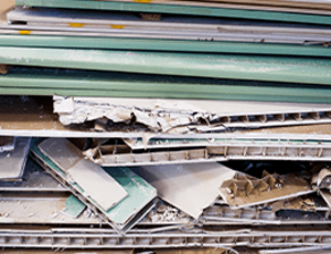 La filière mise en place par Veolia permet de recycler les déchets de plâtre dans la fabrication de nouvelles plaques de plâtre.