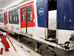 Pour permettre le désamiantage des rames de RER réformées, Veolia Déconstruction France a construit une salle blanche de confinement pour éviter toute dispersion de particules.