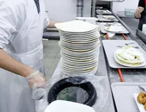 Les plateaux repas des patients de l’hôpital de Lisieux sont triés en sortie de chambre pour récupérer les déchets organiques valorisables.