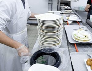 Les plateaux repas des patients de l’hôpital de Lisieux sont triés en sortie de chambre pour récupérer les déchets organiques valorisables.