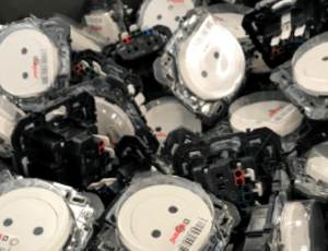 Les prises et interrupteurs Legrand sont constitués de résines uniques ou mélangées. Le tri des déchets de production contribue à la hausse du taux de valorisation.