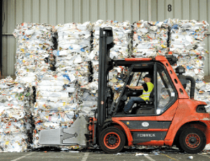 Veolia rapproche l’offre et la demande des matières premières de recyclage, garantissant un approvisionnement  de qualité aux industries consommatrices de papiers, cartons, plastiques, métaux et bois