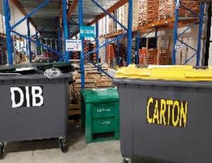 Deux poubelles de tri dans un entrepôt de stockage