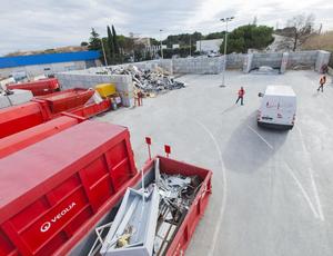 Veolia déploie sur le territoire métropolitain un réseau de déchèteries professionnelles de proximité, proposant une organisation, un coût et des services adaptés aux contraintes de temps et de budget des petites entreprises.