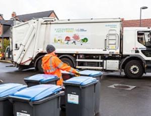 Les déchets ménagers, déchets recyclables et le verre des 38 communes de La Pévèle Carembault (59) continuent à être collectés depuis le début du confinement, selon les mêmes dispositifs et fréquences. Seule la collecte des déchets verts a été suspendue quatre semaines. Esterra/Veolia accompagne la collectivité dans la continuité du service des déchets et l’information des habitants.