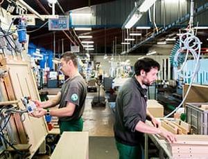 Gautier fabrique ses panneaux de particules à partir de bois recyclé, une matière première secondaire pour partie fournie par Veolia. © Gautier France