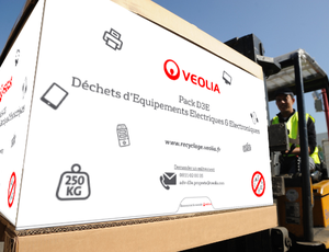 Une fois que l’ensemble des ordinateurs et autres équipements électroniques hors d’usage sont déposés dans le Pack D3E, celui-ci est ensuite pris en charge par Veolia qui vient l’enlever sur site. ©Veolia