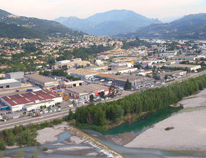 Le CAIPDV propose un service mutualisé et négocié de collecte et valorisation des déchets d’entreprise sur la zone d’activité de Carros Le Broc, près de Nice © CAIPDV