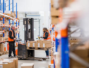 Dans ses entrepôts logistiques, les salariés de France Frais Val de Seine trient les différents flux de déchets recyclables, à commencer par les biodéchets que Veolia valorise ensuite. ©2024 ARTHURS-H