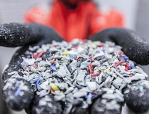 Veolia transforme en matières premières recyclées les matières valorisables présentes dans les déchets et donne une seconde vie aux plastiques, papiers, cartons, bois, métaux... 