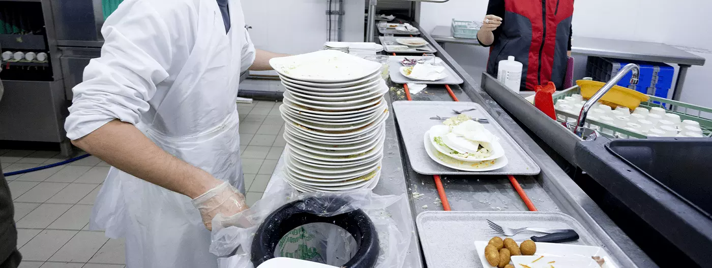 Les plateaux repas des patients de l’hôpital de Lisieux sont triés en sortie de chambre pour récupérer les déchets organiques valorisables.