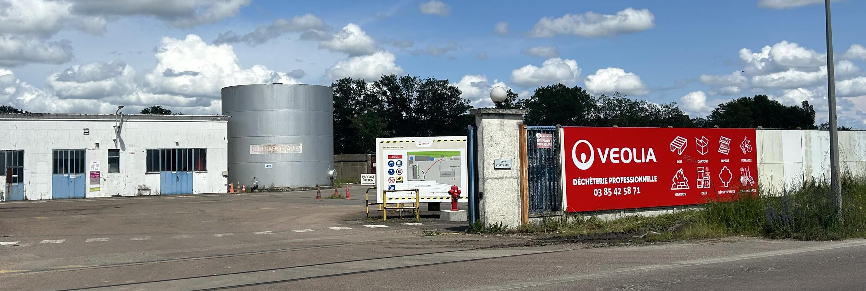 Vue de la plateforme multi-filières Veolia de Chalon-sur-Saône avec benne Veolia