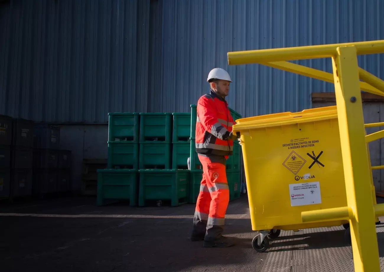 Employé Veolia sur un site de gestion des déchets