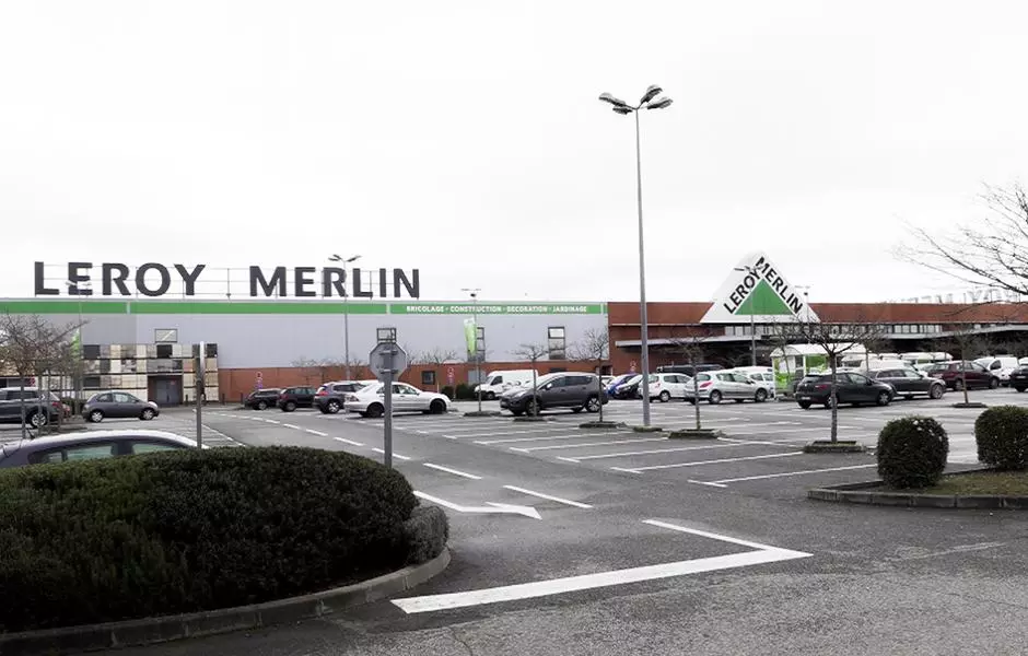 L’extérieur du magasin Leroy Merlin de Colomiers, site pilote des demandes d’enlèvement de bennes en ligne.