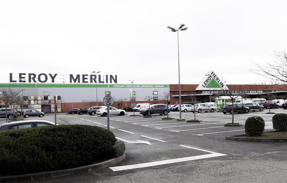 L’extérieur du magasin Leroy Merlin de Colomiers, site pilote des demandes d’enlèvement de bennes en ligne.