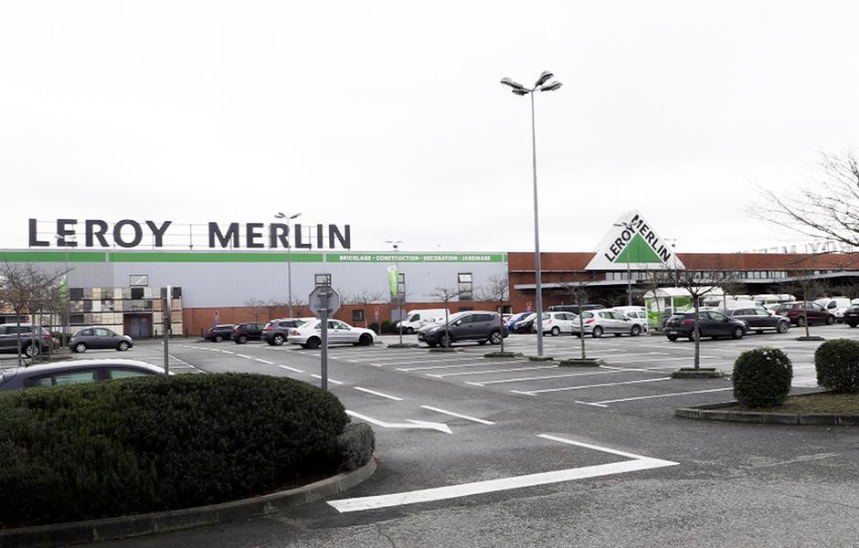 L’extérieur du magasin Leroy Merlin de Colomiers, site pilote des demandes d’enlèvement de bennes en ligne. 