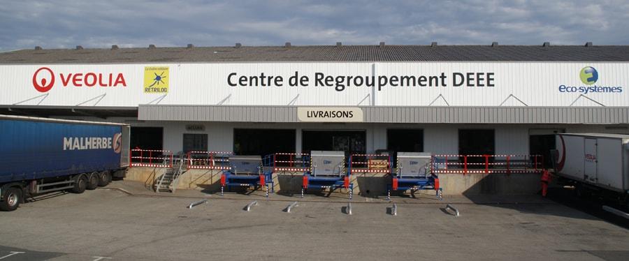 En Bretagne, les déchets d’équipements électriques et électroniques, comme ici ces écrans informatiques, sont regroupés à Lorient avant d’être dépollués et recyclés.