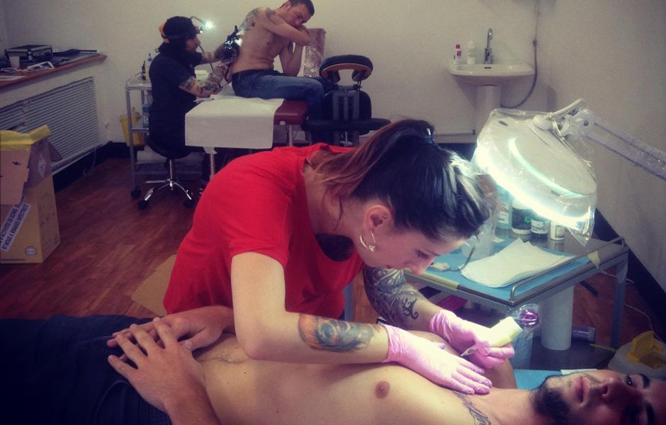 Le salon de tatouage Anchor Tattoo à Perpignan utilise les services de Veolia pour évacuer et traiter ses DASRI.