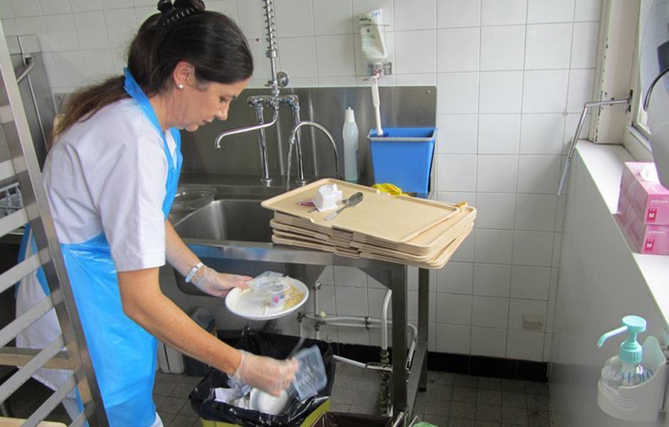 Les plateaux repas des patients de l’hôpital de Lisieux sont triés en sortie de chambre pour récupérer les déchets organiques valorisables.