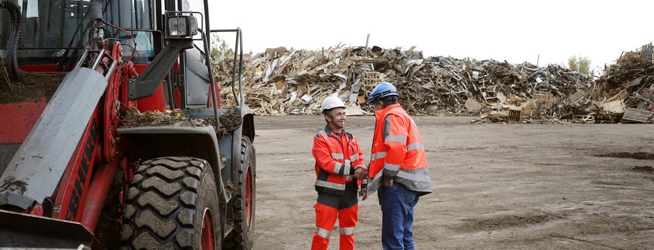 Retournement des andains sur la plateforme de compostage de Bruguières pendant la phase de maturation. L’opération de retournement mélange les composants du compost et améliore l’aération.