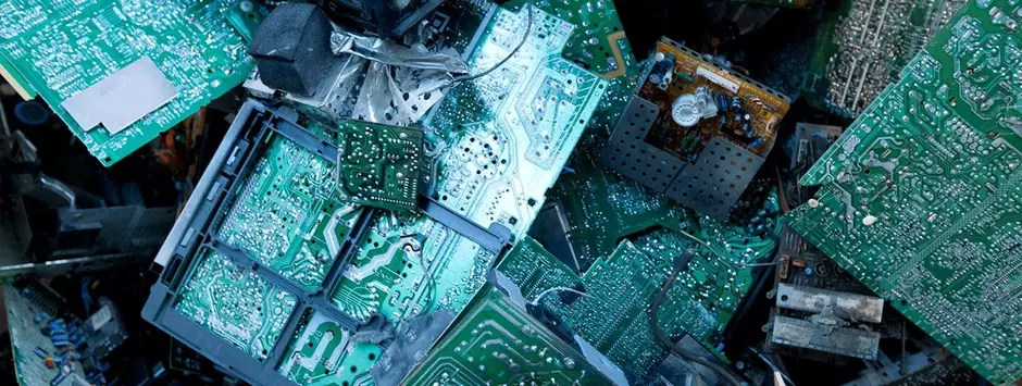 Circuits imprimés usagés, composants de matériels électroniques, des déchets prêts à être recyclés par Veolia.