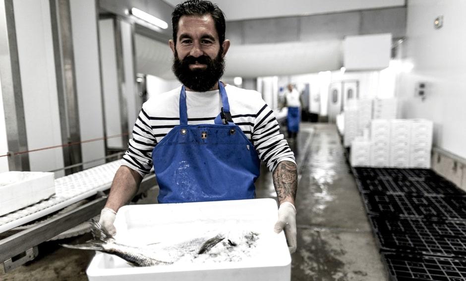 Le polystyrène, omniprésent de la pêche aux étals des poissonneries, est entièrement recyclable. Avec Veolia, les emballages isothermes de la criée d’Agde trouvent une seconde vie - Crédit photo : Saeml La Criée du Grau d'Agde (photographe : Antonin Grenier)
