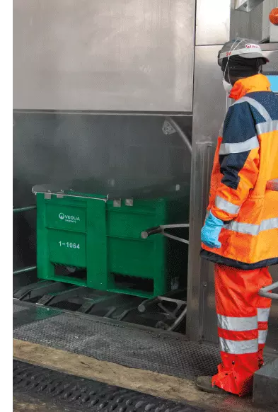 Veolia, qui dispose d'une flotte de véhicules dédiés à la collecte des biodéchets, assure le lavage et la désinfection des contenants et des camions entre chaque tournée.