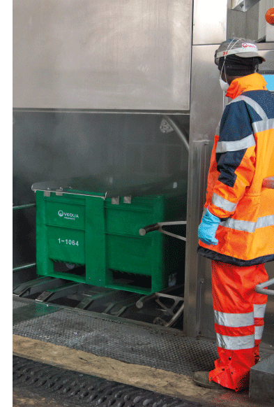 Veolia, qui dispose d'une flotte de véhicules dédiés à la collecte des biodéchets, assure le lavage et la désinfection des contenants et des camions entre chaque tournée.