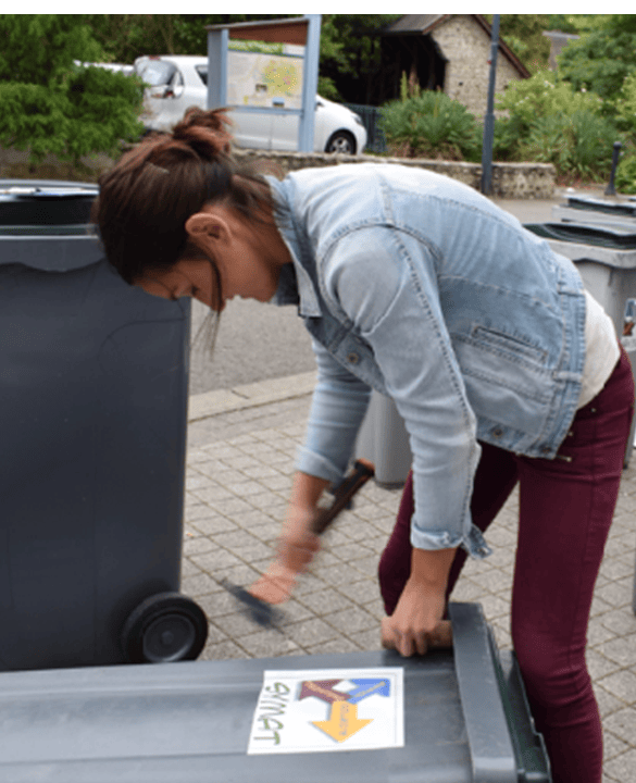 Lors de la mise en place de la TEOMi, le SYMAT a équipé les bacs recevant les déchets ménagers non recyclables d'une puce électronique. C'est elle qui permet l'enregistrement de la présentation du bac.