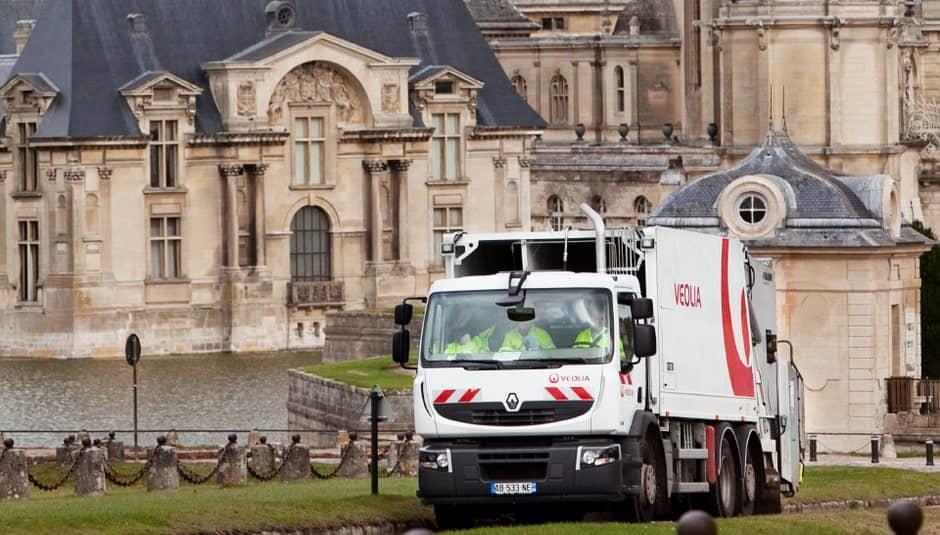 Camion de récupération des déchets Veolia sur la commune à Chantilly dans l’Oise