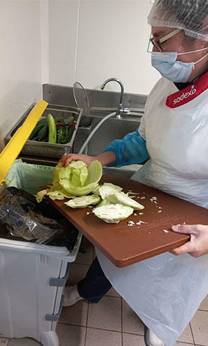 Le personnel de cuisine Sodexo isole les biodéchets issus de la préparation des repas. Veolia valorise ensuite ces biodéchets en biogaz et en compost.