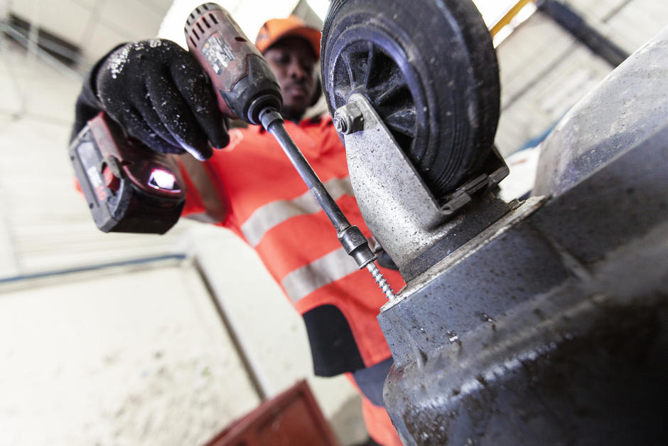 Avant d’être recyclés par Veolia, les bacs sont débarrassés des parties métalliques. Photo © Agence Blue Cat pour Veolia