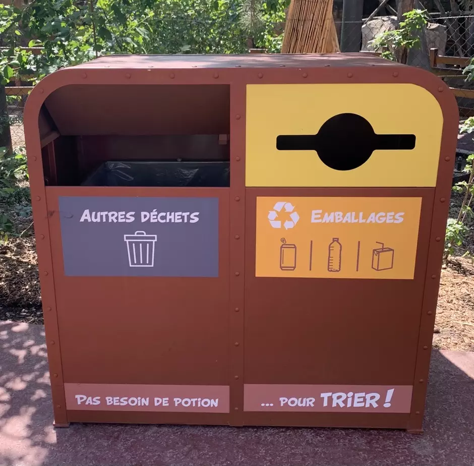 Pour inciter le tri à la source chez leurs visiteurs, le Parc Astérix déploie les poubelles de tri sélectif.]