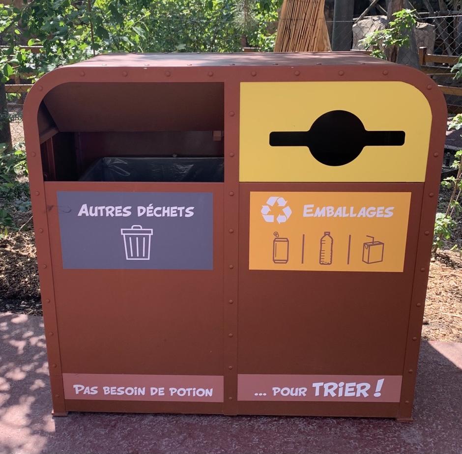 Pour inciter le tri à la source chez leurs visiteurs, le Parc Astérix déploie les poubelles de tri sélectif.]