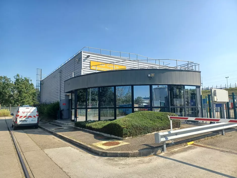  Le centre de regroupement des déchets du site EDF de Fessenheim : une déchèterie interne gérée par deux agents de Veolia. ©EDF Fessenheim