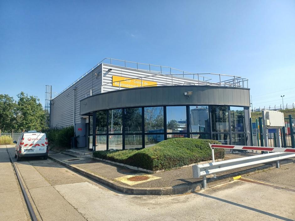 Le centre de regroupement des déchets du site EDF de Fessenheim : une déchèterie interne gérée par deux agents de Veolia. ©EDF Fessenheim
