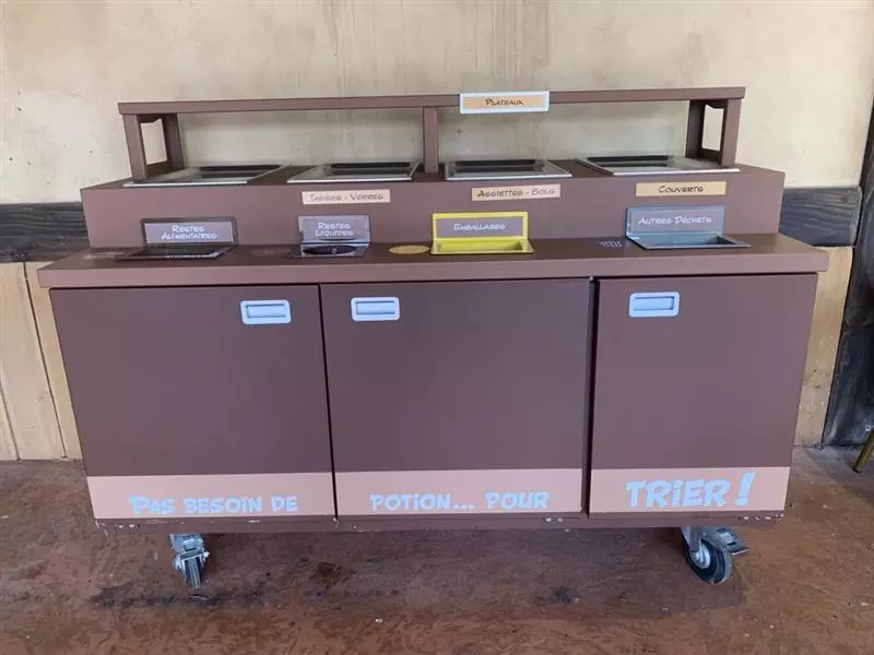 Le tri des biodéchets est proposé dans les restaurants du Parc Astérix avec des tables de tri très sélectif]