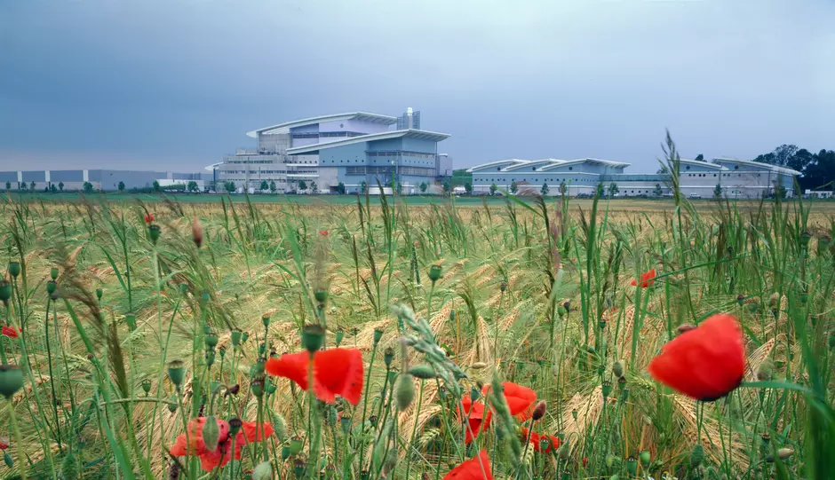 Vue sur le complexe de l'usine d'incinération gérée par Veolia à Vaux-le-Pénil