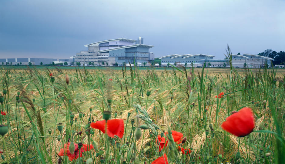Vue sur le complexe de l'usine d'incinération gérée par Veolia à Vaux-le-Pénil