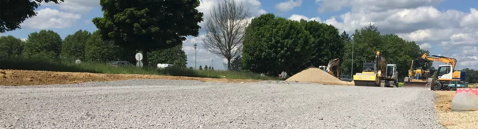 Après maturation et élaboration, les mâchefers sont valorisés en granulats recyclés utilisés en sous-couche routière dans les chantiers de TP