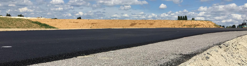En fournissant des graves de mâchefers certifiées CE 2+ (Val’Pôle Veolia), Veolia contribue à l’économie circulaire des infrastructures, au côté des grands acteurs nationaux des TP