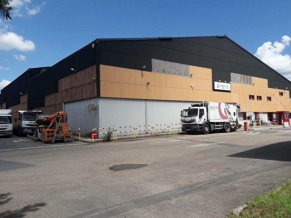 Vue de l'agence Veolia de Mâcon avec un camion de collecte de déchets