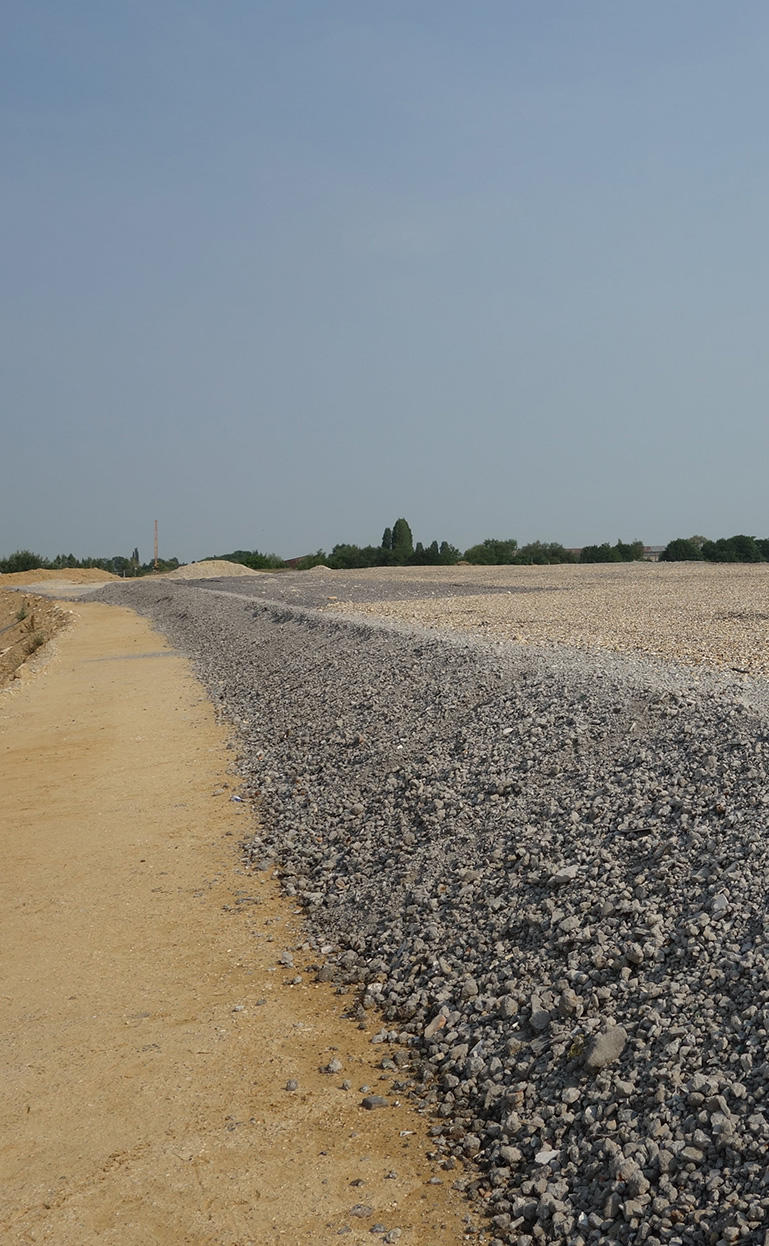 La grave de mâchefers NEW.O Grave de Veolia constitue une alternative vertueuse aux graves naturelles pour réaliser les couches de forme et de structure dans les travaux routiers