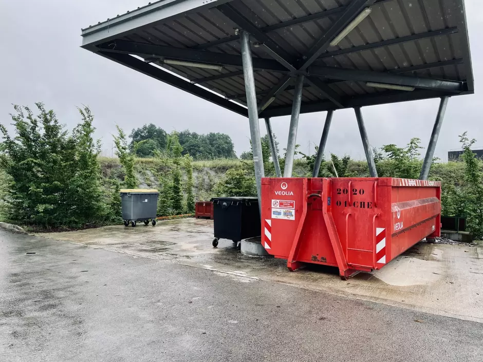 Tri du bois et de la ferraille dans les entrepôts logistiques des Transport Jeantet