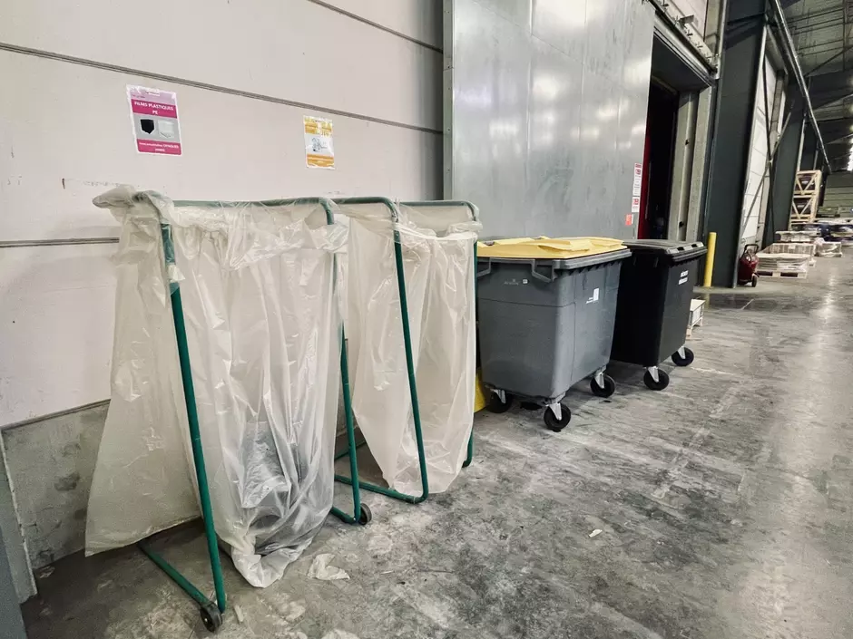 Tri des cartons, des plastiques et des déchets résiduels dans les entrepôts logistiques des Transport Jeantet